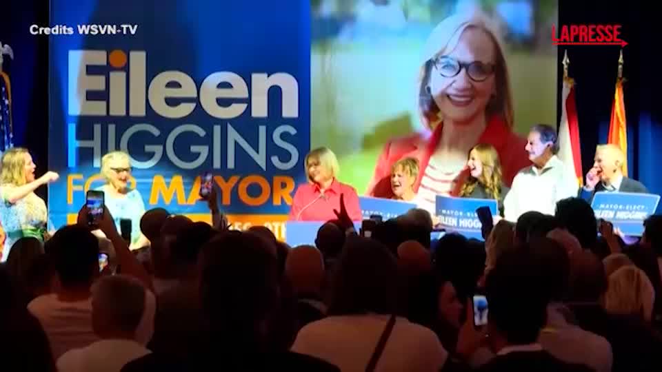 Miami, Eileen Higgins eletta sindaca: la festa sul palco con i genitori Miami, Eileen Higgins eletta sindaca: la festa sul palco con i genitori