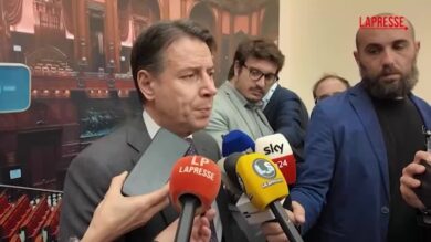Ucraina, Conte: “Europa disorientata e negoziati agli Usa. Meloni silente nel mezzo”