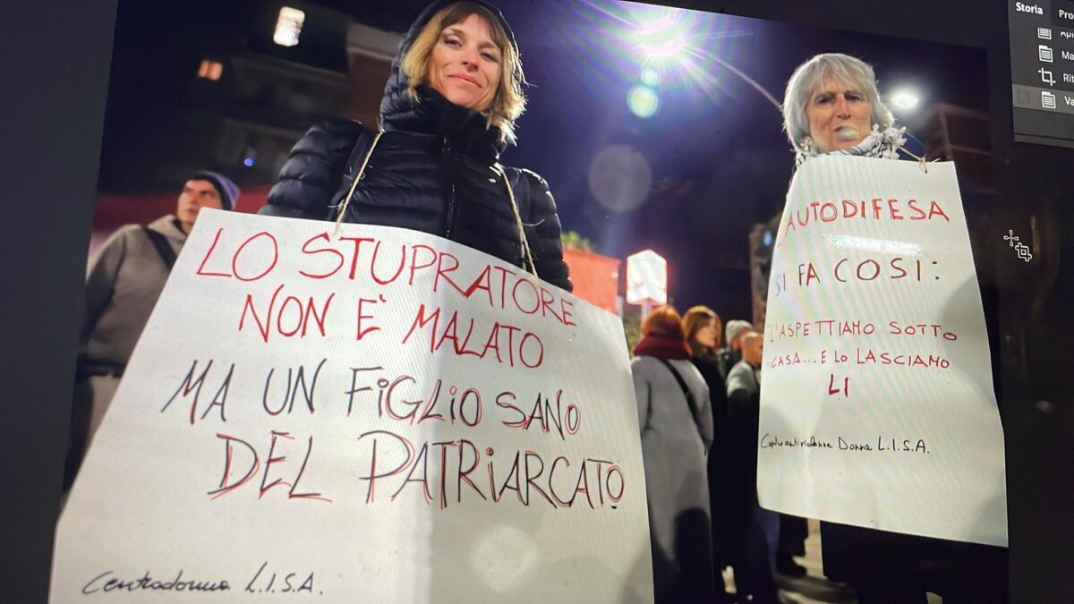 Galleria foto 'Roma, flashmob fuori dalla metro Jonio dopo lo stupro di una 23enne' - foto 1