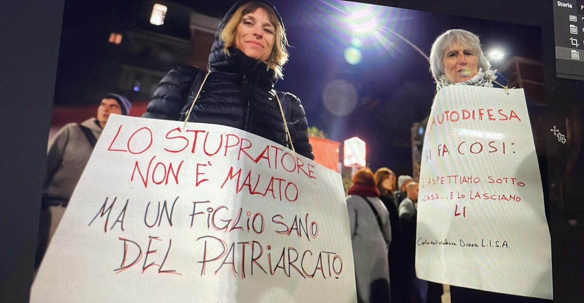 Roma, flashmob fuori dalla metro Jonio dopo stupro di una 23enne Roma, flashmob fuori dalla metro Jonio dopo stupro di una 23enne