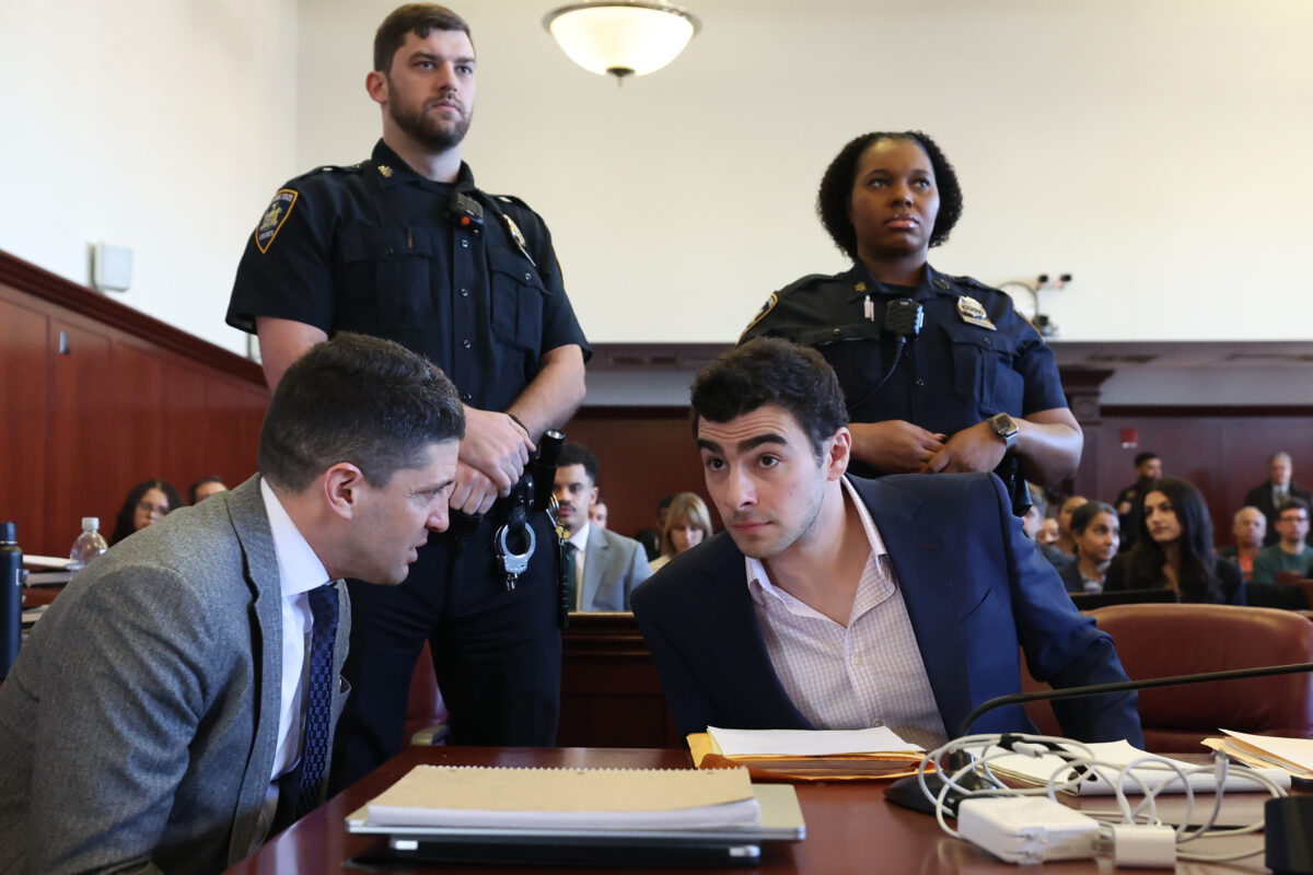 Luigi Mangione, il video dell’arresto al McDonald’s e i piani di fuga del sospettato mostrati al processo