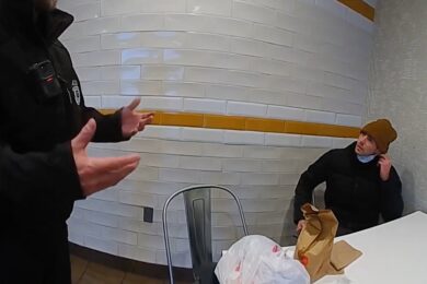 Luigi Mangione, il video dell’arresto al McDonald’s e i piani di fuga del sospettato mostrati al processo