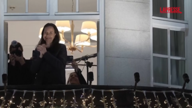 Nobel, Machado a Oslo: l'oppositrice venezuelana saluta la folla sotto il suo hotel