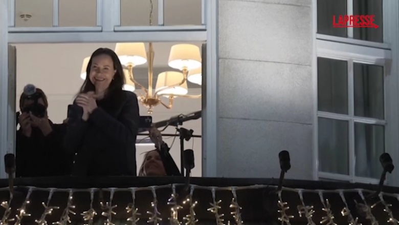 Nobel, Machado a Oslo: l'oppositrice venezuelana saluta la folla sotto il suo hotel