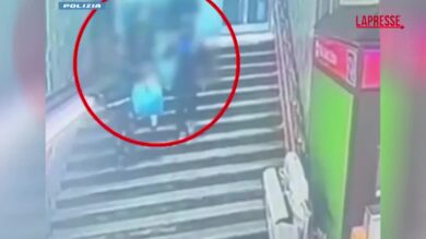 Milano, 15enne rapina coetaneo in metro: il video dell’aggressione