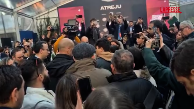 Atreju 2025, la ministra Bernini contestata dagli studenti Udu: le immagini