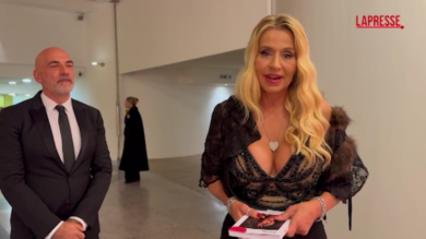 Valeria Marini al Lirico di Cagliari per la prima di ‘Otello’ di Verdi: “Mi sono emozionata”