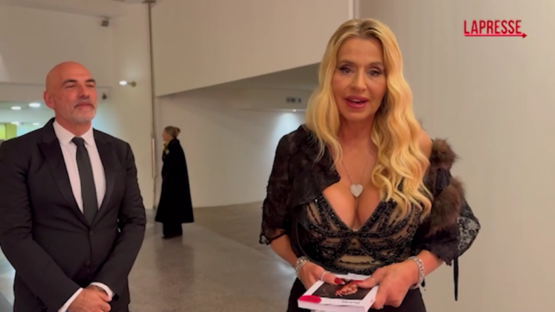 Valeria Marini al Lirico di Cagliari per la prima di ‘Otello’ di Verdi: “Mi sono emozionata”