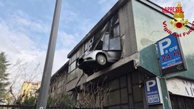 Milano, sbaglia manovra e sfonda garage a 8 metri di altezza: salvo 84enne