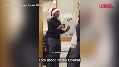 Natale, Obama legge le fiabe ai bambini di una scuola di Chicago