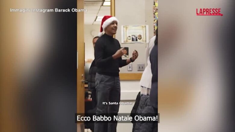 Natale, Obama legge le fiabe ai bambini di una scuola di Chicago