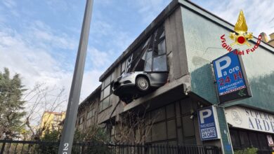 Milano, sbaglia manovra e sfonda garage a 8 metri di altezza: salvo 84enne