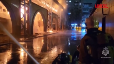 Russia, incendio devasta mercato coperto a San Pietroburgo: le fiamme divampano nella notte