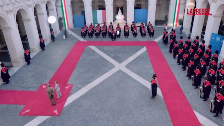 Meloni riceve Abu Mazen, il picchetto d'onore a Palazzo Chigi