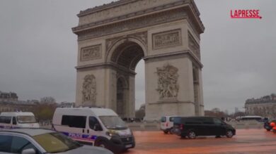 Parigi, attivisti di Greenpeace all’Arco di Trionfo: la piazza diventa arancione