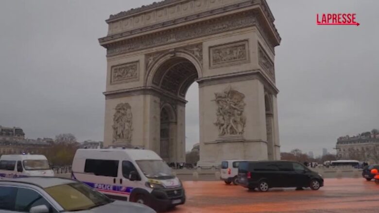 Parigi, attivisti di Greenpeace all’Arco di Trionfo: la piazza diventa arancione