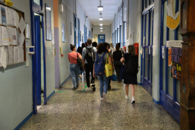 Milano, evacuata scuola media per intossicazione da spray urticante