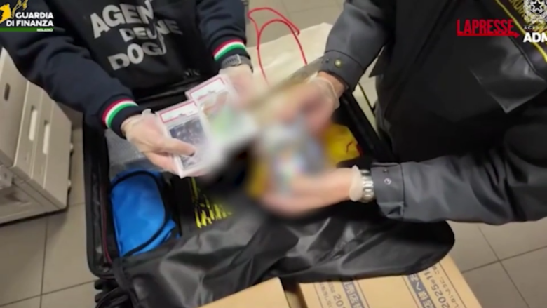 Milano, sequestrate a Linate 20mila carte da collezione di contrabbando: maxi multa a viaggiatore