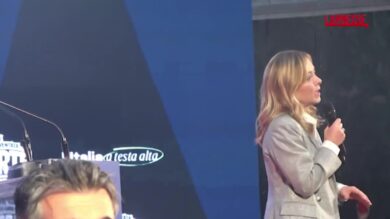 Atreju, la standing ovation per Abu Mazen sul palco con Giorgia Meloni