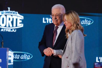 Meloni con Abu Mazen sul palco di Atreju: “Sua presenza qui fa giustizia di falsità sul governo”