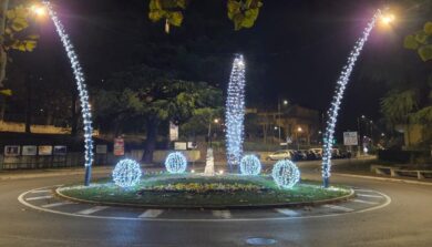 Dalle luminarie falliche al Babbo Natale ‘osceno’, lo ‘special Christmas’ delle Marche