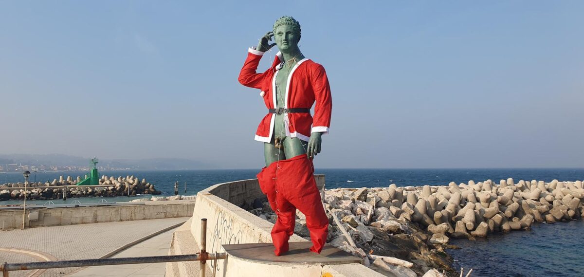 Dalle luminarie falliche al Babbo Natale ‘osceno’, lo ‘special Christmas’ delle Marche Dalle luminarie falliche al Babbo Natale ‘osceno’, lo ‘special Christmas’ delle Marche