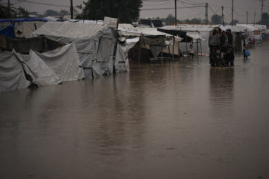 Gaza, morti di freddo un altro neonato e una bimba di 9 anni nella Striscia: almeno 11 vittime nella tempesta Byron