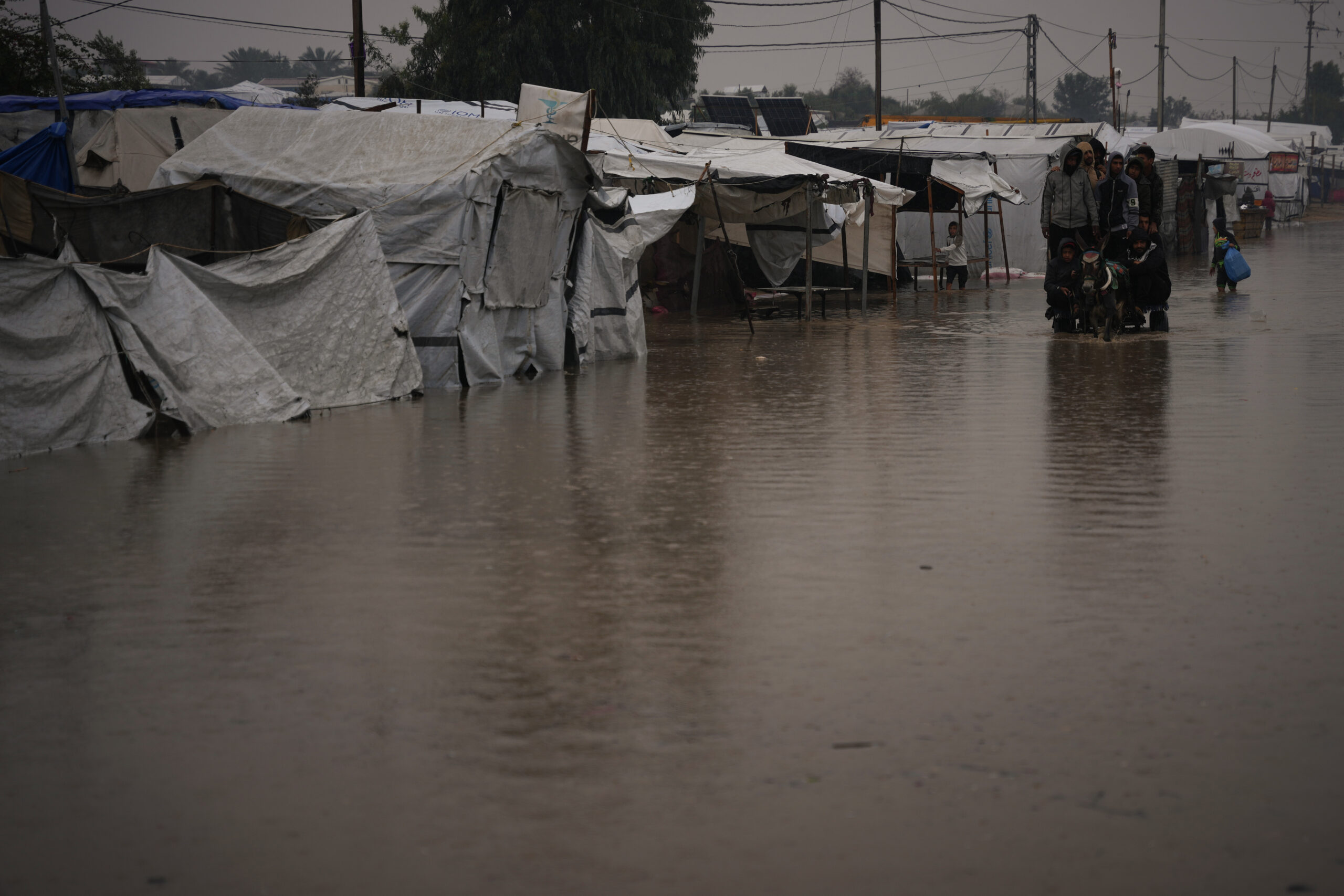 Gaza, morti di freddo un altro neonato e una bimba di 9 anni nella Striscia: almeno 11 vittime nella tempesta Byron
