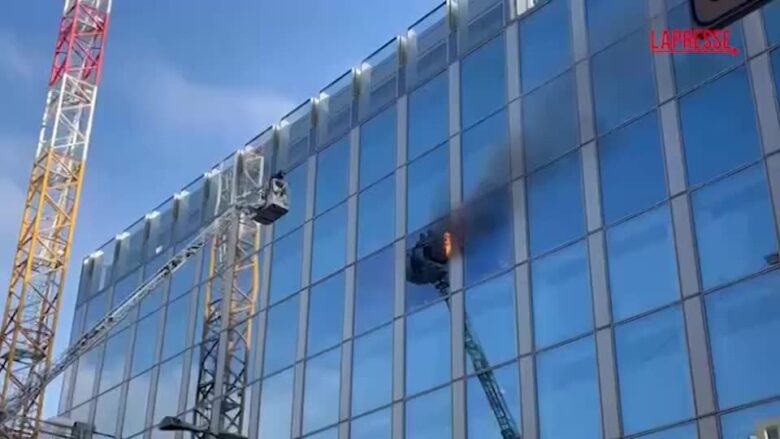 Roma: incendio in palazzo dell'Enel, nessuna persona coinvolta