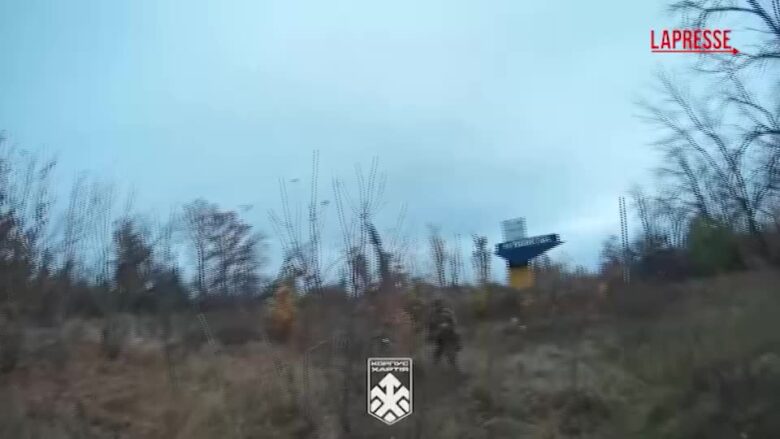 Ucraina, soldati di Kiev impegnati nella riconquista di Kupiansk: le immagini di droni e bodycam