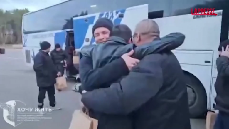 Bielorussia, l'abbraccio tra i prigionieri liberati a Minsk