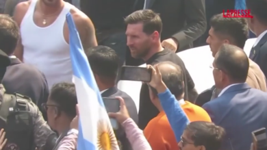 Lionel Messi in India, tifosi impazziti: lancio di sedili e invasione di campo