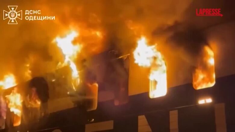 Ucraina, attacco russo a Odessa: nave turca in fiamme nel porto di Chornomorsk