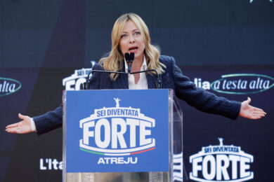 Atreju 2025, Giorgia Meloni sul palco: “La sinistra si porta sfiga da sola, noi qui ancora per molto”