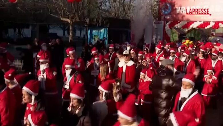 Migliaia di Babbi Natale alla tradizionale corsa in Kosovo