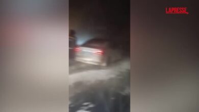 Russia, tempesta di neve a Saratov: 200 persone intrappolate sotto la neve in autostrada