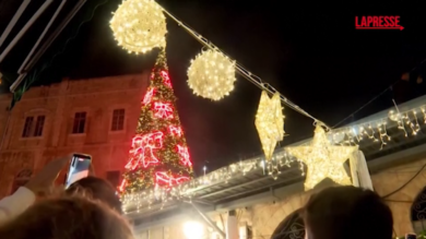 Gerusalemme, l'albero di Natale torna a splendere per la prima volta dall'inizio della guerra