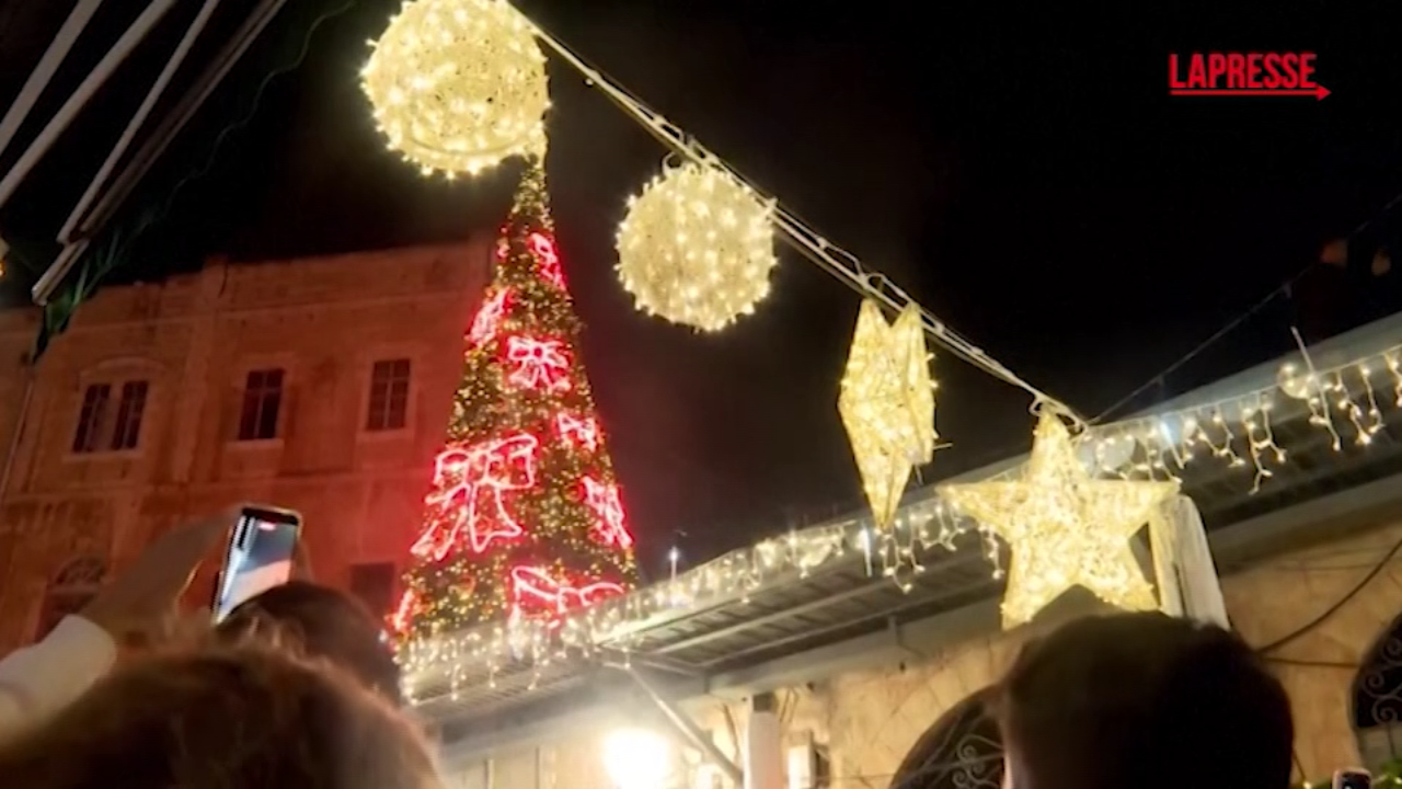 gerusalemme l albero di natale torna a splendere per la prima volta dall inizio della guerra da Lapresse.it gerusalemme l albero di natale torna a splendere per la prima volta dall inizio della guerra