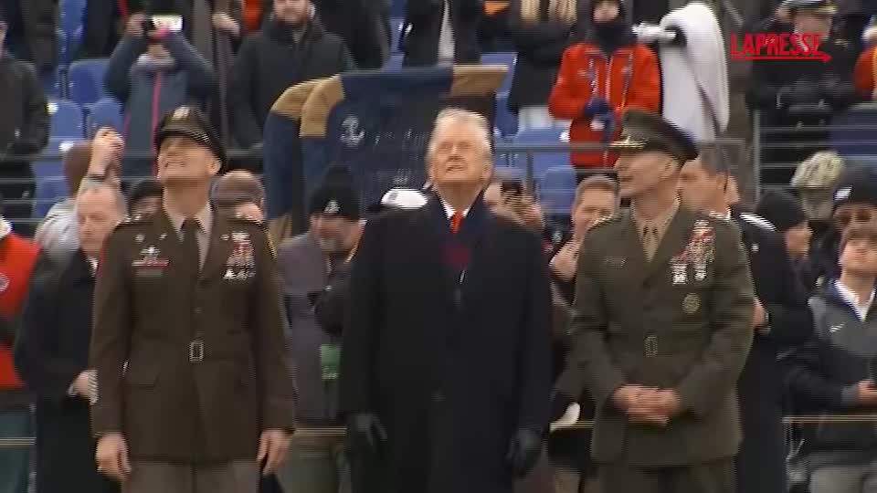 usa trump in campo per il match di football tra esercito e marina da Lapresse.it usa trump in campo per il match di football tra esercito e marina