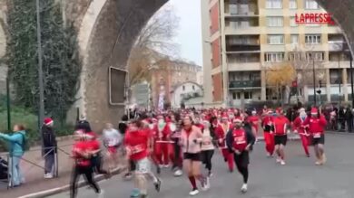 Migliaia di Babbi Natale partecipano alla corsa annuale a Parigi