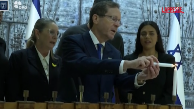 Israele, Herzog accende la prima candela di Hanukkah