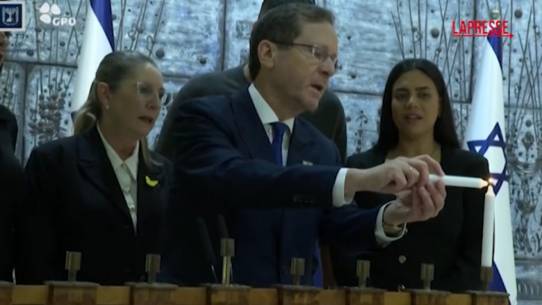 Israele, Herzog accende la prima candela di Hanukkah