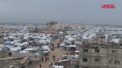 Gaza, le famiglie sfollate preparano le tende per il gelo invernale dopo l'alluvione