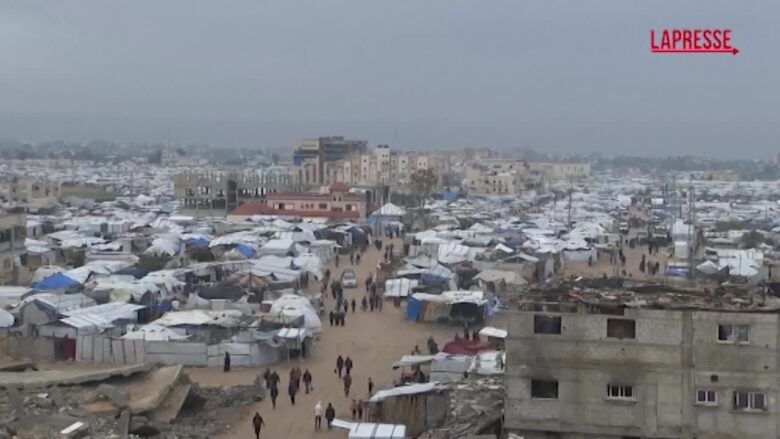 Gaza, le famiglie sfollate preparano le tende per il gelo invernale dopo l'alluvione