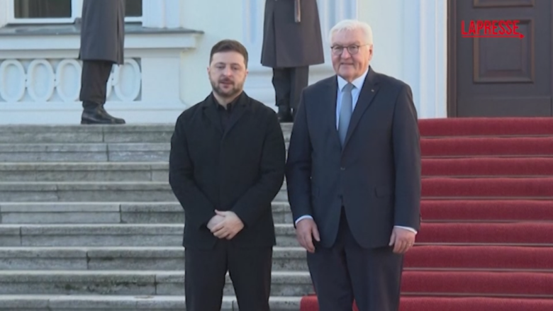 Ucraina, Zelensky ricevuto dal presidente tedesco Steinmeier: le immagini dell'incontro