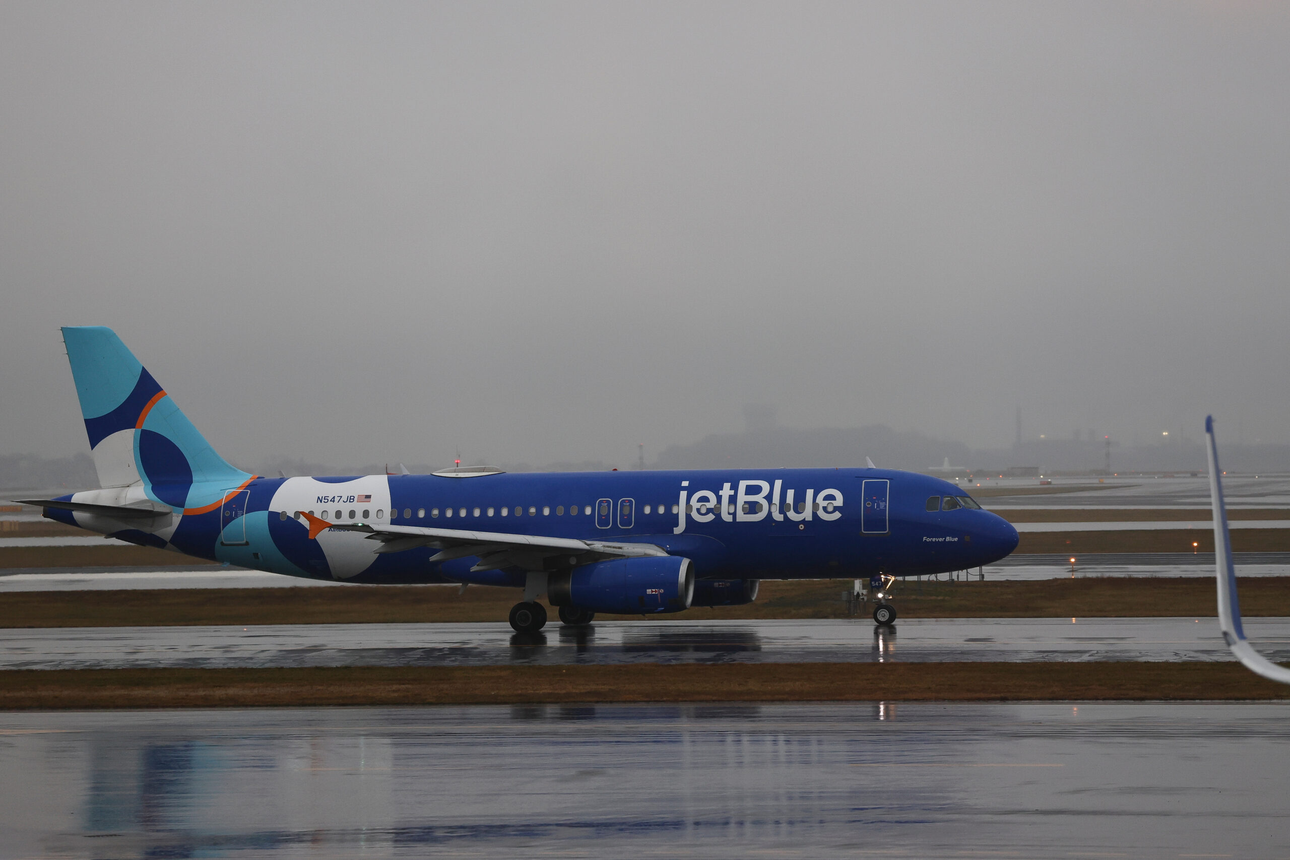 Incidente aereo sfiorato, volo JetBlue evita collisione con un Boeing militare Usa Incidente aereo sfiorato, volo JetBlue evita collisione con un Boeing militare Usa