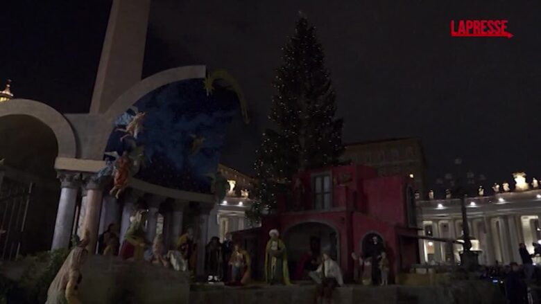Vaticano, il presepe e l’albero di Natale in Piazza San Pietro