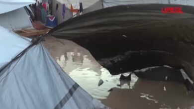 Gaza, la pioggia allaga le tende a Muwasi