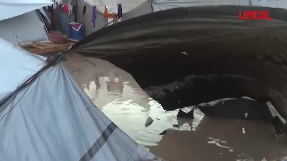 gaza la pioggia allaga le tende a muwasi da Lapresse.it gaza la pioggia allaga le tende a muwasi