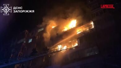 Ucraina, gli edifici a fuoco dopo gli attacchi russi su Zaporizhzhia e Odessa